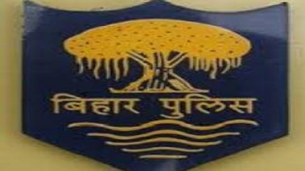 मोतिहारी: महिला की अस्मिता हुई तार-तार, मोबाइल चोरी करने पर टांग कर ले गए पुलिसकर्मी