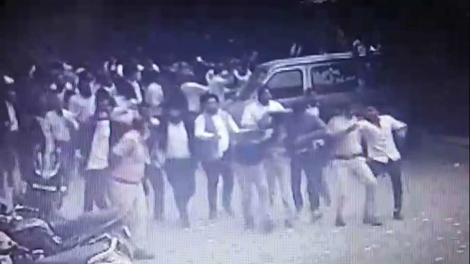 तीस हजारी हिंसा: एक और VIDEO आया सामने, पुलिस अधिकारियों के साथ मारपीट करते दिखे वकील