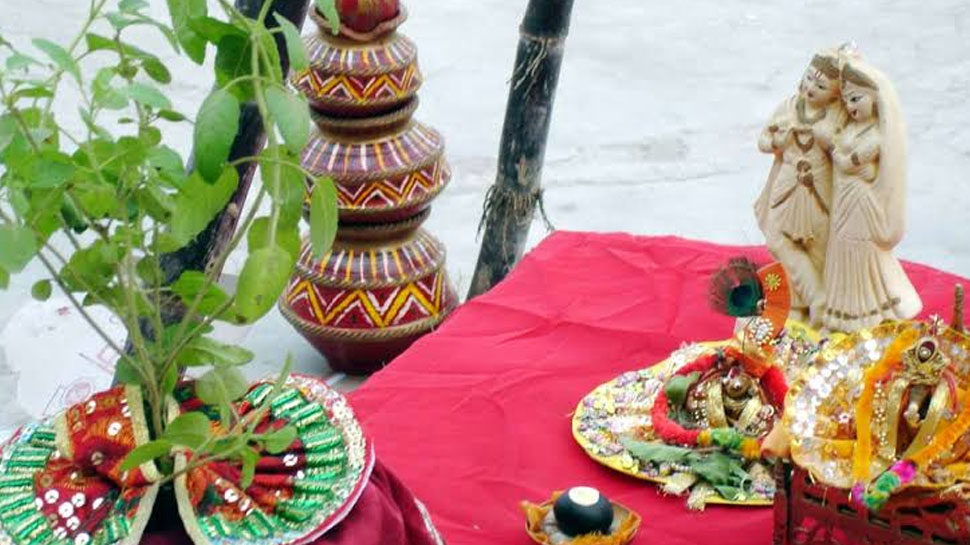 Devuthani Ekadashi 2019: कन्यादान जैसा लेना है पुण्य तो घर में आज करें तुलसी विवाह, जानें महत्व Devuthani Ekadashi 2019: कन्यादान जैसा लेना है पुण्य तो घर में आज करें तुलसी विवाह, जानें महत्व