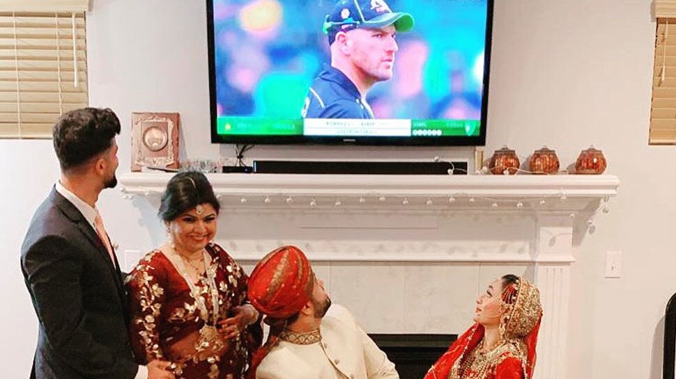 पाकिस्तानी क्रिकेट फैन शादी के खास लम्हों को छोड़ देखने लगा मैच, ICC ने जारी की तस्वीर