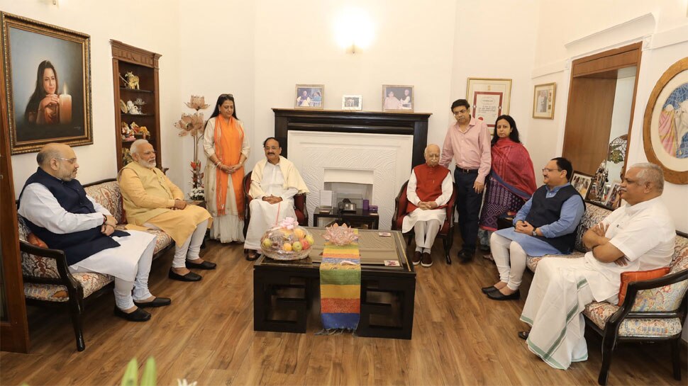 VIDEO: 92 साल के हुए लाल कृष्ण आडवाणी, PM मोदी ने घर पहुंच कर दी बधाई