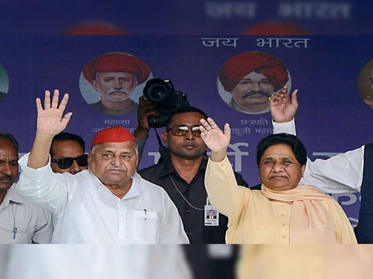 लोकसभा चुनाव प्रचार को दौरान मैनपुरी में दोनों नेताओं ने मंच साझा किया था. (फाइल फोटो)