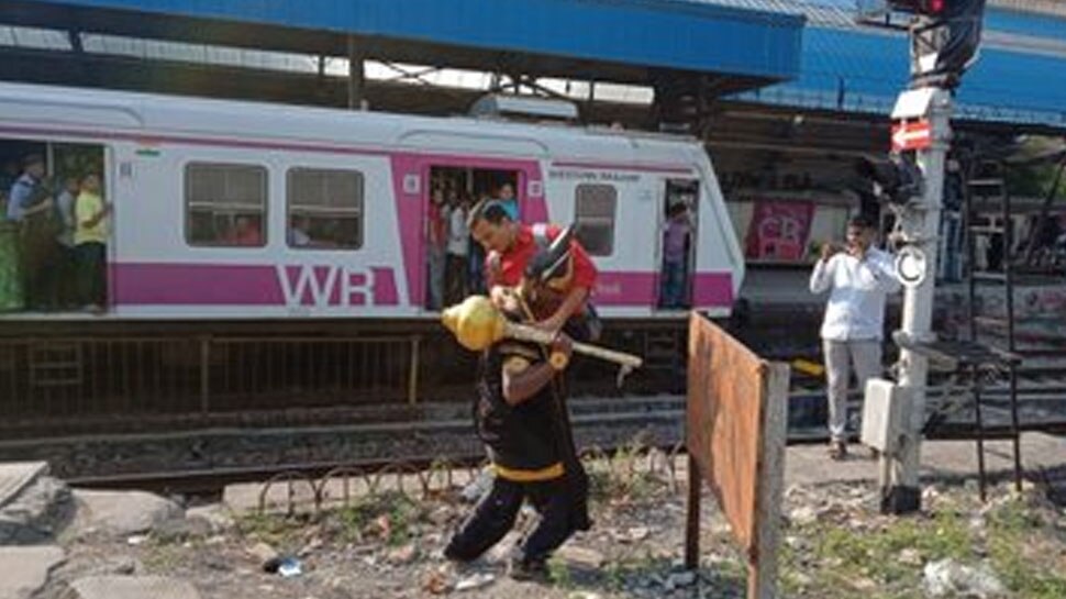 पटरी पार करने की कोशिश की तो खैर नहीं Dont cross railway line