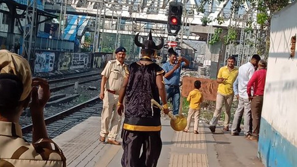 यमराज की वेशभूषा में तैनात शख्स Yamaraj keeping eye on people who cross track