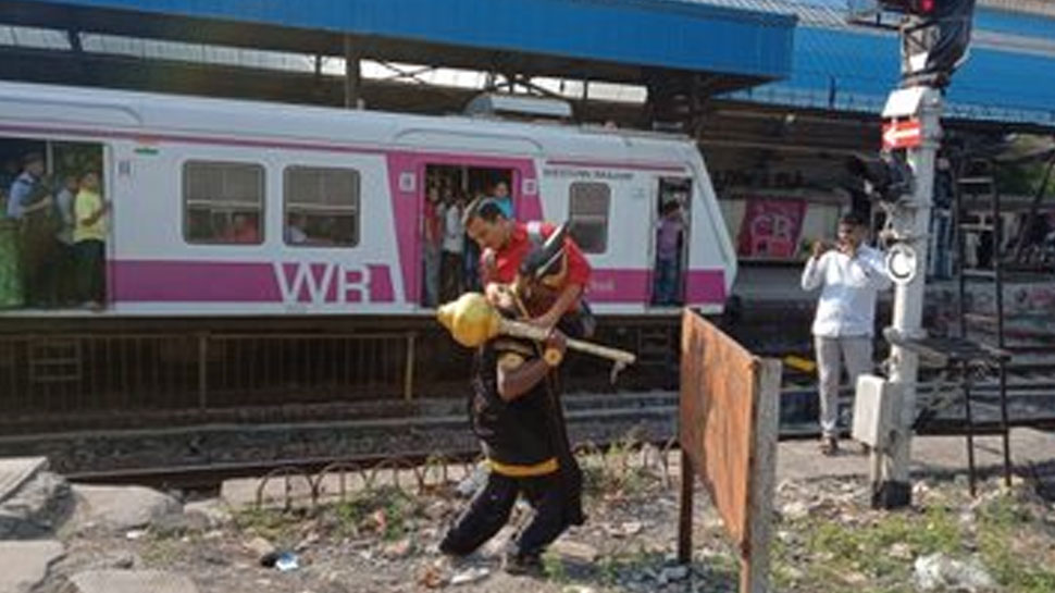 रोजाना जाती है सैकड़ों की जान people die everyday while crossing railway track