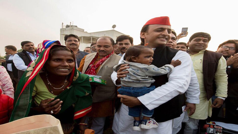 अखिलेश ने मनाया खजांची का तीसरा जन्मदिन, साधा केंद्र-प्रदेश सरकार पर निशाना