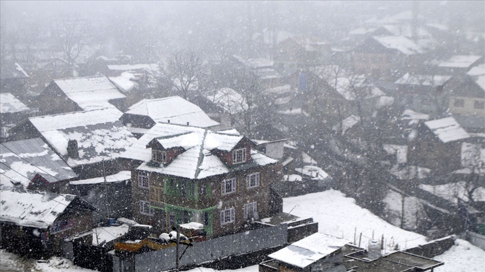कश्मीर में भारी बर्फबारी, 7 की मौत, 200 से ज्यादा मकानों को पहुंचा नुकसान
