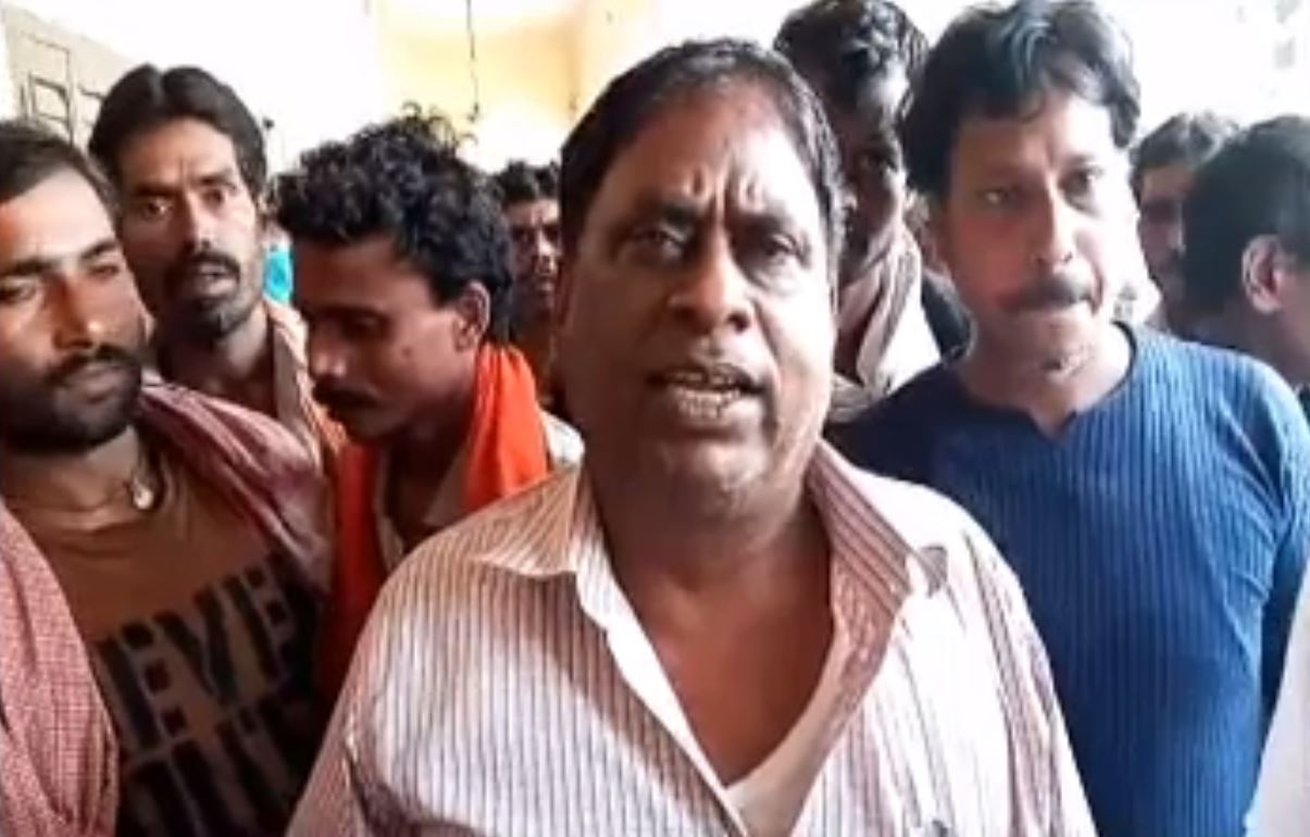 मुंगेर: सफाईकर्मियों ने किया हंगामा, कहा- मांगें नहीं मानी गई तो करेंगे हड़ताल