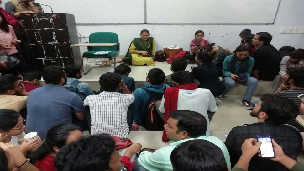 एक बार फिर विवादों में JNU, छात्रों पर एसोसिएट प्रोफेसर को बंधक बनाने का आरोप