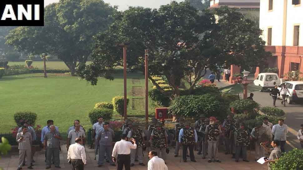 दिल्ली पुलिस के 500 पुलिसकर्मी तैनात 500 policemen of Delhi Police deployed