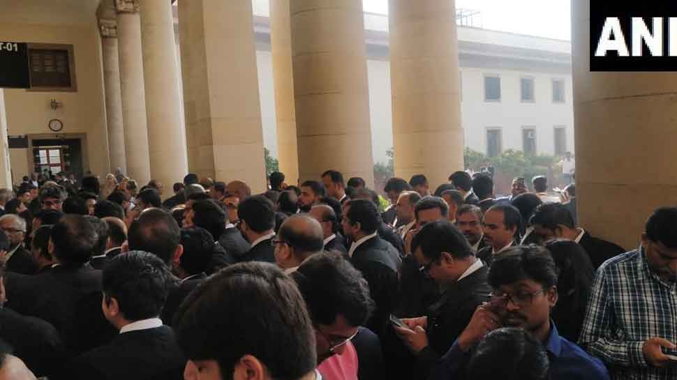 सुप्रीम कोर्ट में लगी वकीलों की भीड़ Hordes of lawyers engaged in Supreme Court