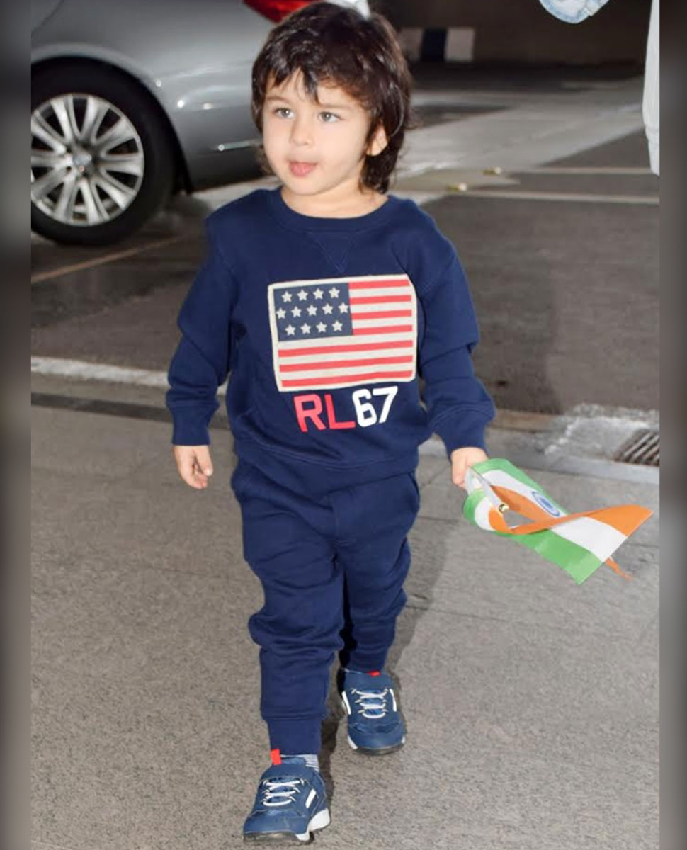 मस्ती के मूड में किड Kareena Kapoor Khan spotted at the Airport with Taimur Ali Khan