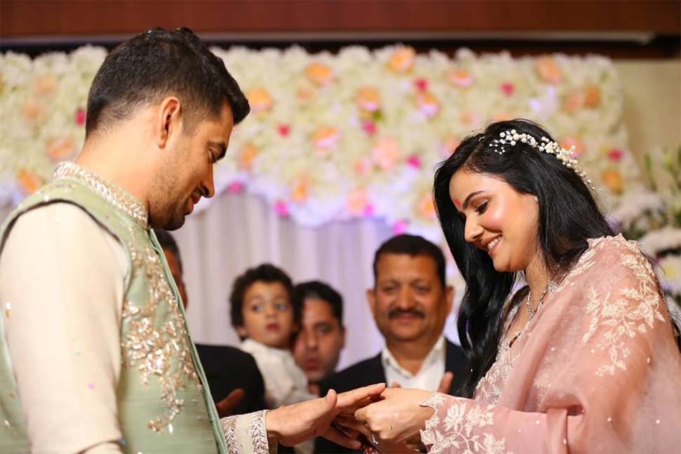 अक्षत को रिंग पहनातीं ऋतु Kangana Ranaut brother engagement