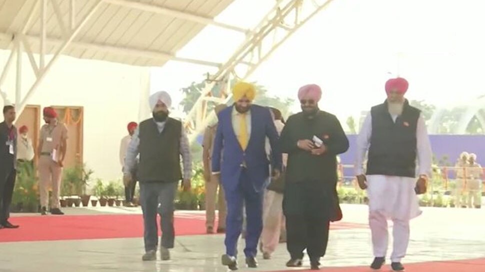 करतारपुर कॉरिडोर: सिख धर्मस्थल पर मत्था टेकने पाकिस्तान पहुंचे नवजोत सिंह सिद्धू