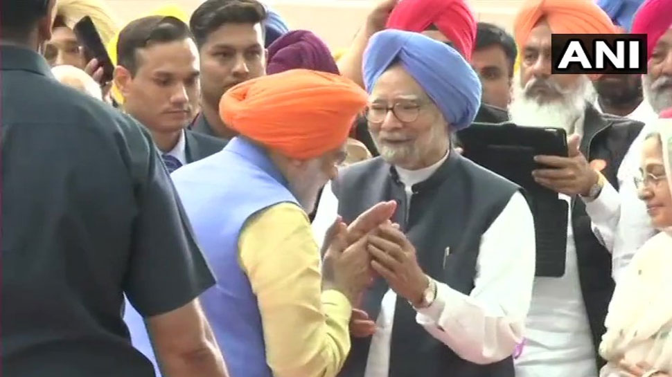 pm narendra Modi warmly meets Dr Manmohan Singh during kartarpur corridor inauguration