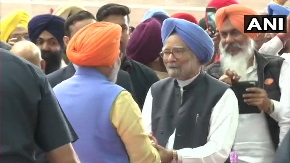 pm narendra Modi warmly meets Dr Manmohan Singh during kartarpur corridor inauguration