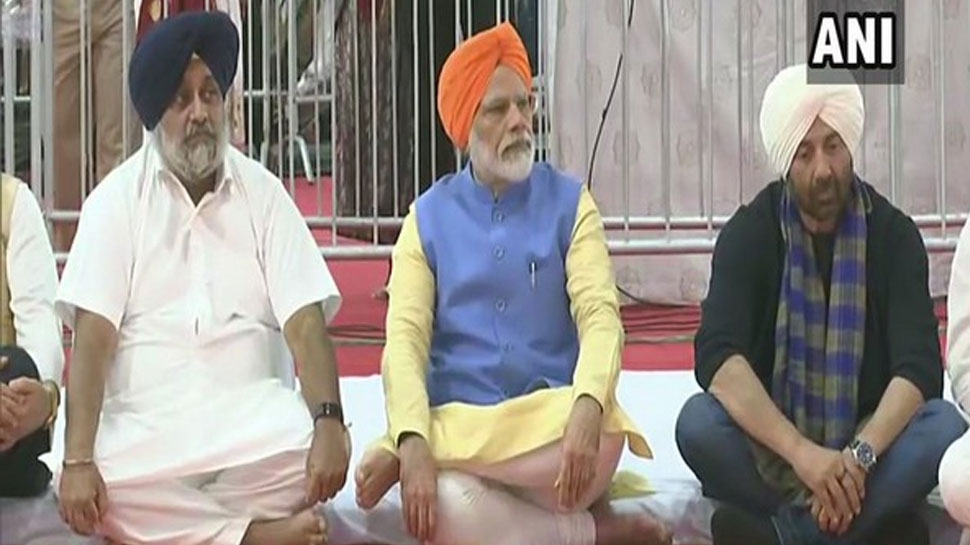 pm narendra Modi warmly meets Dr Manmohan Singh during kartarpur corridor inauguration