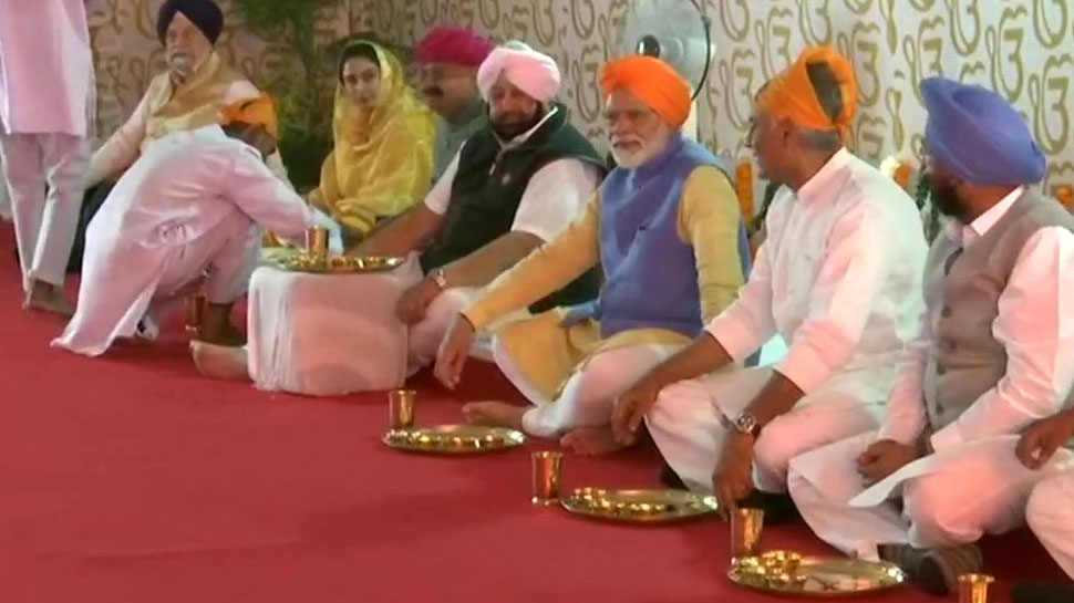 pm narendra Modi warmly meets Dr Manmohan Singh during kartarpur corridor inauguration