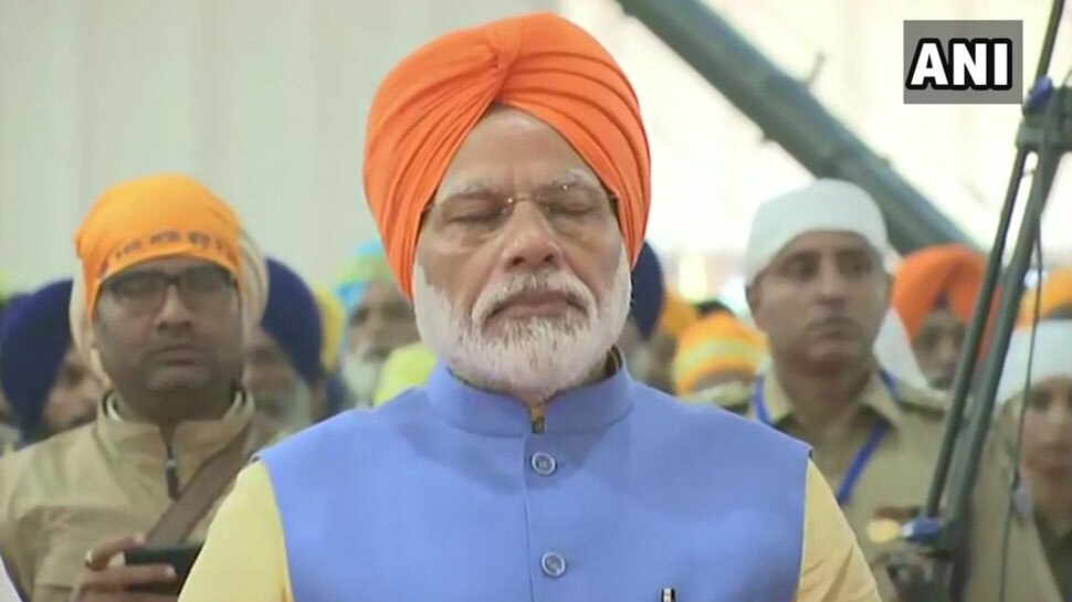pm narendra Modi warmly meets Dr Manmohan Singh during kartarpur corridor inauguration