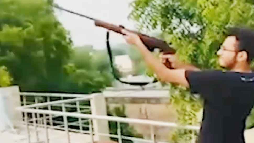 बागपतः सोशल मीडिया पर वायरल हुआ फिल्मी अंदाज में फायरिंग का वीडियो, एक गिरफ्तार