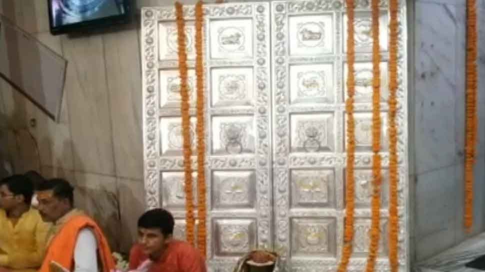 महाकाल मंदिर में भक्त ने लगवाया चांदी से बना 86 लाख रुपये का दरवाजा