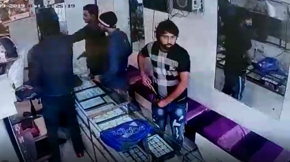 दिल्ली: ज्वैलरी शॉप में घुसे 4 बंदूकधारी, CCTV में कैद हुई लूट की वारदात