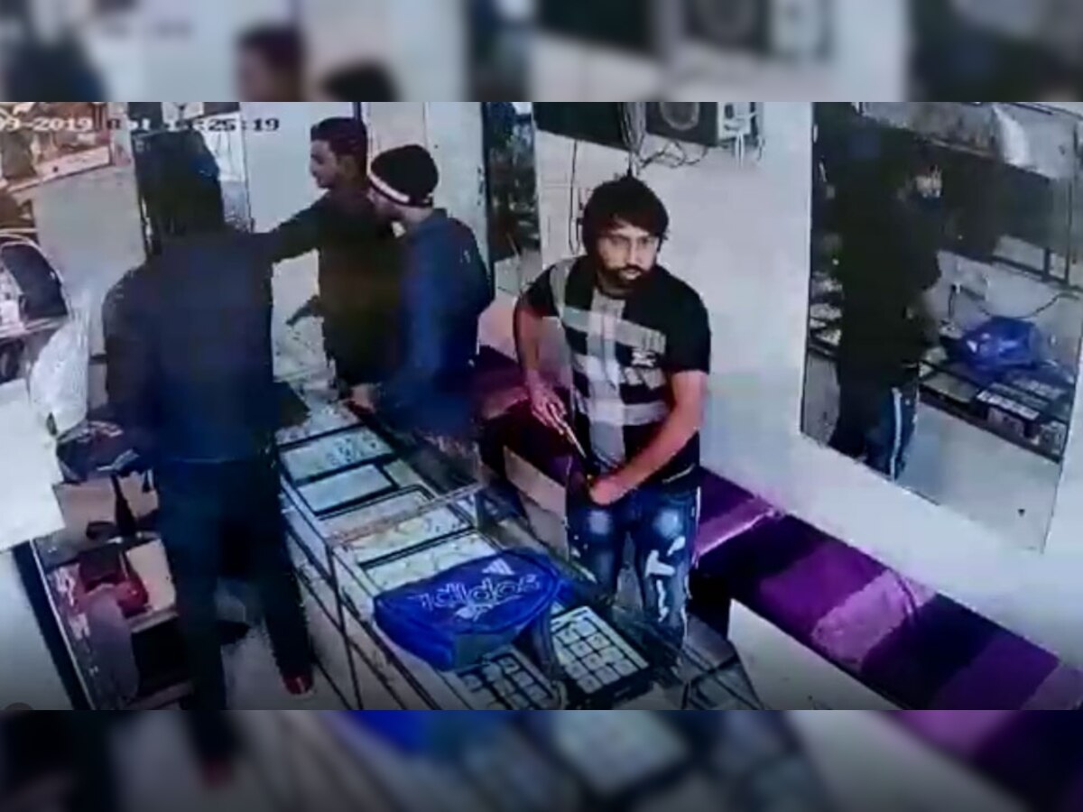 दिल्ली: ज्वैलरी शॉप में घुसे 4 बंदूकधारी, CCTV में कैद हुई लूट की वारदात