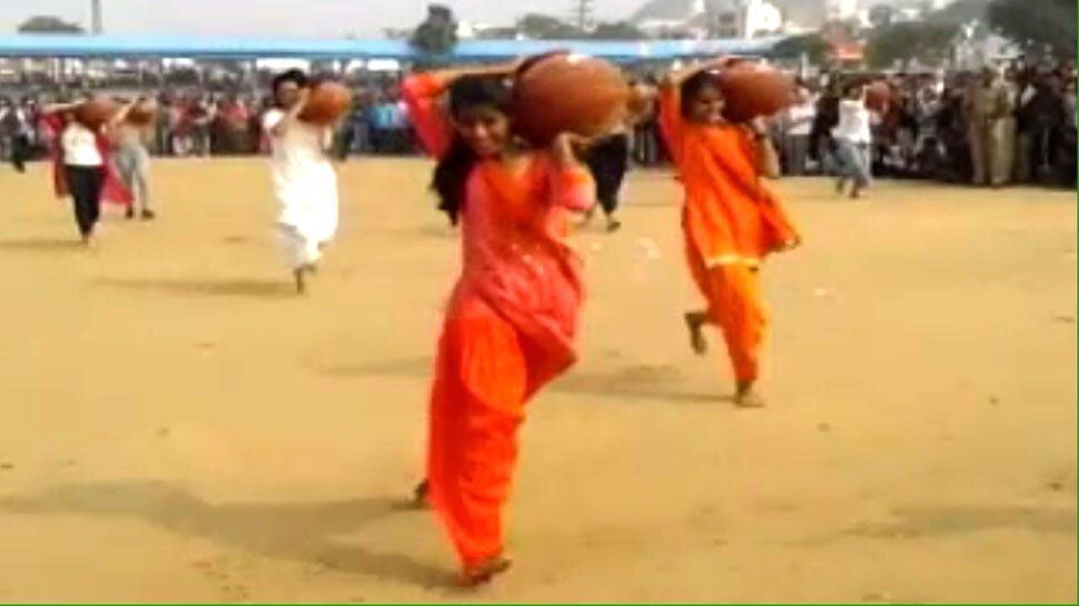 अजमेर: परवान पर पुष्कर मेला, मटका लेकर दौड़ीं देसी-विदेशी बालाएं