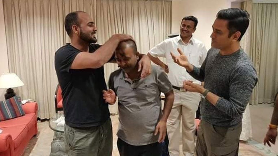 धोनी को लेकर हो रही हैं तमाम बातें, लेकिन कैप्टन कूल कर रहे हैं दोस्तों के साथ मस्ती