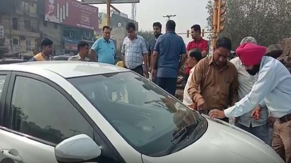 एक व्यापारी को कबूतरों को दाना डालना पड़ा महंगा, 2 मिनट में गवां दिए 10 लाख