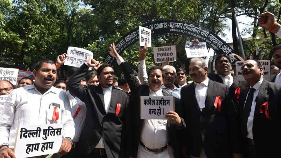 तीस हजारी विवाद: वकीलों की हड़ताल जारी, कोर्ट के बाहर भारी संख्या में पुलिसबल तैनात