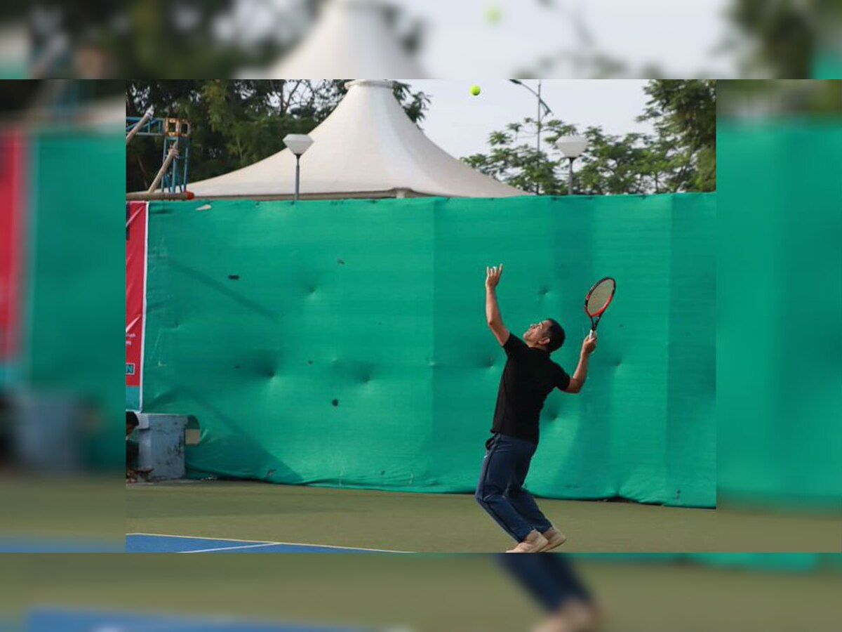 धोनी को रांची में झारखंड स्टेट क्रिकेट एसोसिएशन कॉम्पलेक्स में टेनिस टूर्नामेंट में भाग लेते देखा गया. 