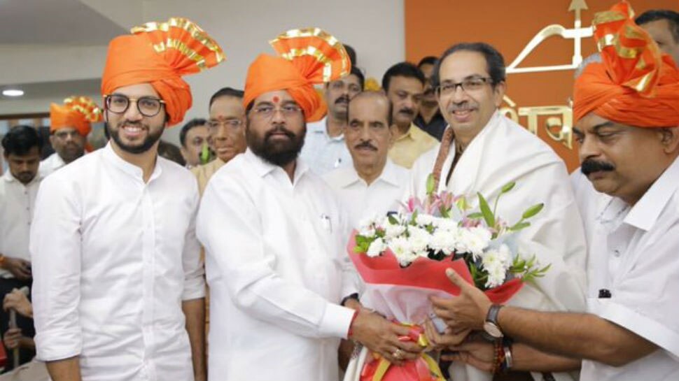 उद्धव ठाकरे 17 नवंबर को बन सकते हैं महाराष्ट्र के मुख्यमंत्री, आदित्य ने राज्यपाल को सौंपी 161 MLA की चिट्ठी