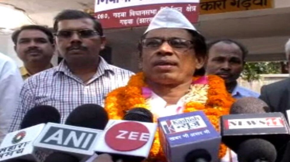 गढवा: आकर्षक अंदाज में नामांकन करने पहुंचा ये शख्स, शाखरुख खान का है फैन