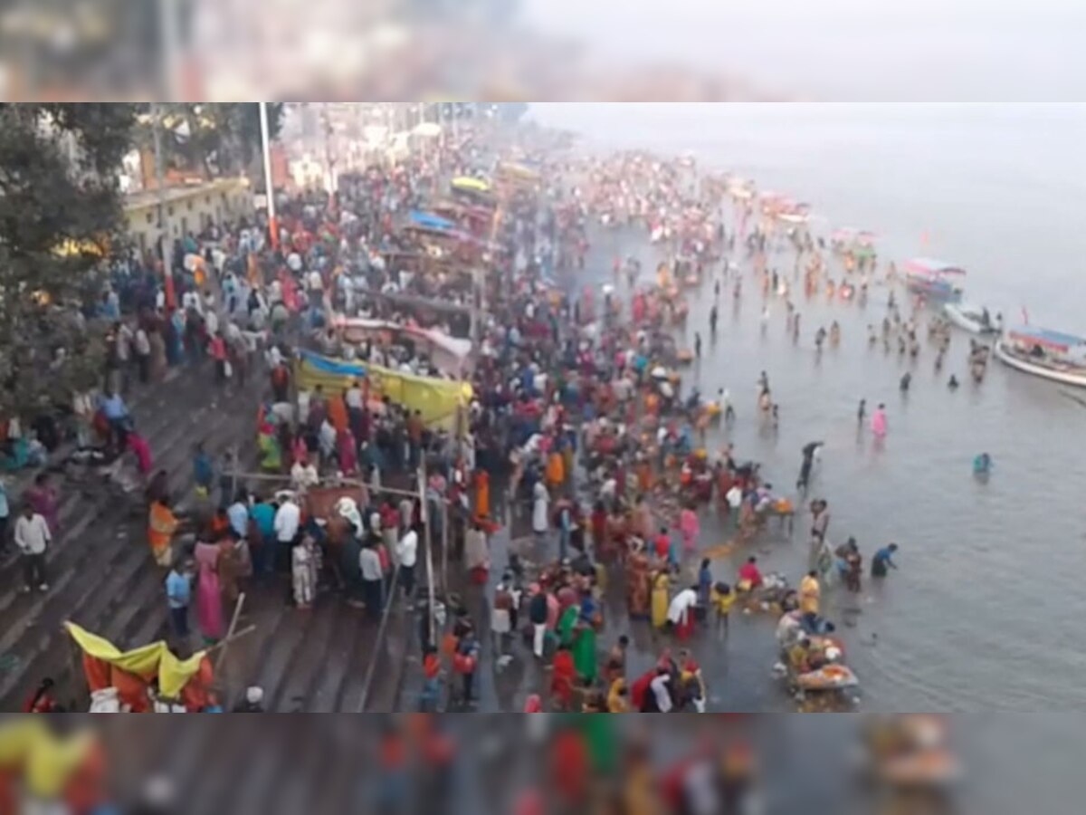 अयोध्या में सरयु नदी के घाट पर श्रृद्धालुओं की भारी भीड़. 