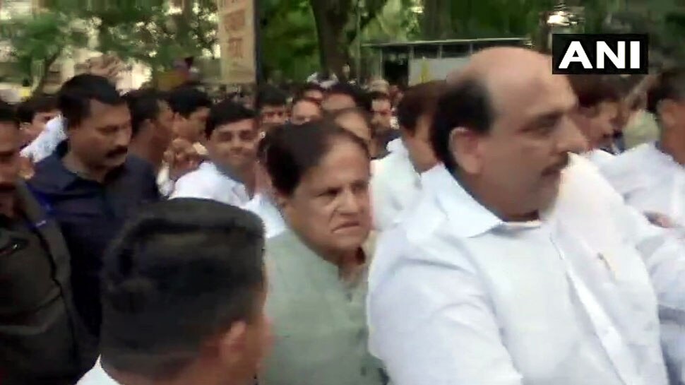 शरद पवार के घर पर जुटे कांग्रेस के दिग्गज नेता, उद्धव ठाकरे-आदित्य भी मातोश्री से निकले