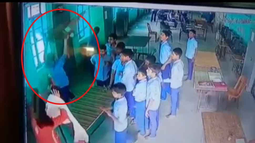 रायबरेली: बाल संरक्षण गृह में बच्चों ने महिला टीचर को पीटा, CCTV में कैद हुई घटना रायबरेली: बाल संरक्षण गृह में बच्चों ने महिला टीचर को पीटा, CCTV में कैद हुई घटना