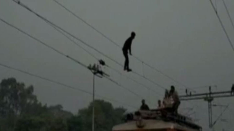 VIDEO: जब रेलवे की हाईटेंशन तार पकड़कर लटक गया युवक, फिर...