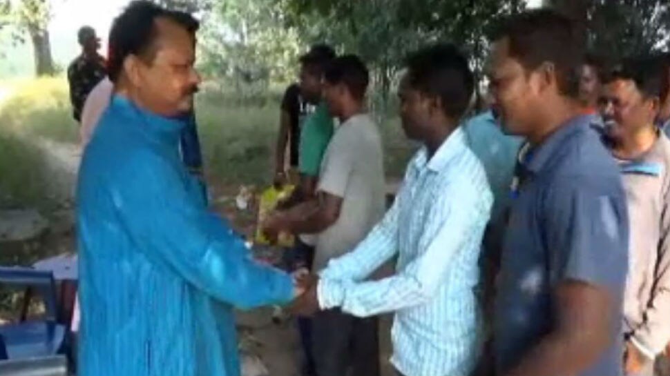 झारखंड: प्रचार में जुटे BJP प्रदेश अध्यक्ष, पेड़ के नीचे बैठकर की लोगों से बात