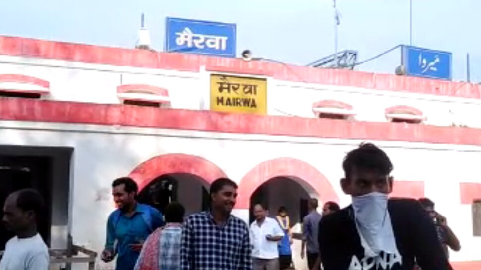 स्वच्छ भारत अभियान को मुंह चिढ़ा रहा है रेलवे, मैरवा स्टेशन पर जहां-तहां फैली रहती है गंदगी