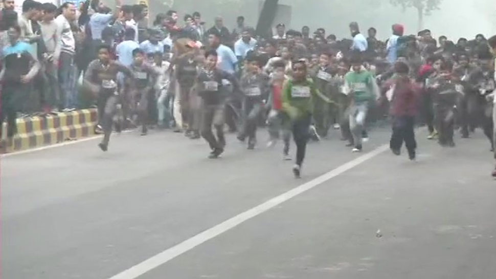 दिल्ली: चाचा नेहरू की जयंती पर 'रन फॉर चिल्ड्रन', स्कूली बच्चों ने लगाई दौड़
