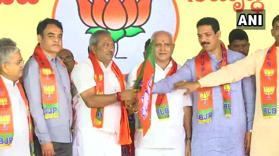 कर्नाटक: कांग्रेस-JDS के 15 विधायकों ने थामा बीजेपी का दामन, CM येदियुरप्पा रहे मौजूद