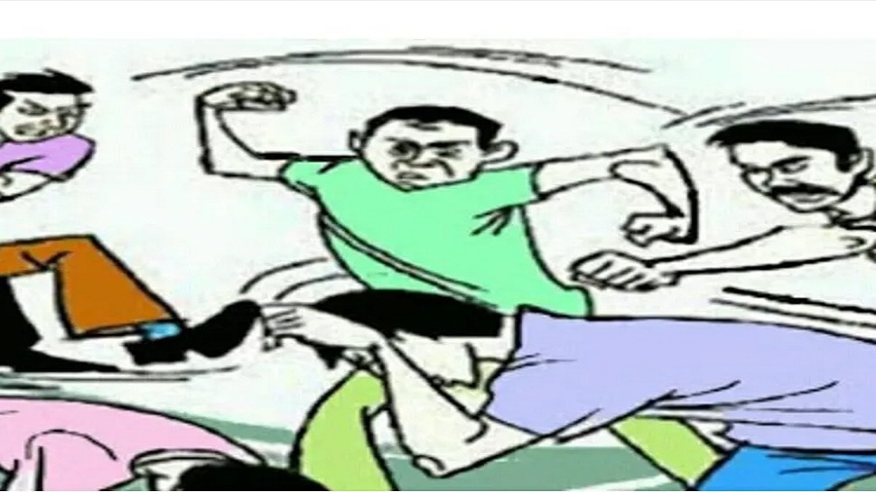 हाजीपुर: दबंगों ने महिला को बाल पकड़कर घसीटा, बेटी के साथ रेप की दी धमकी