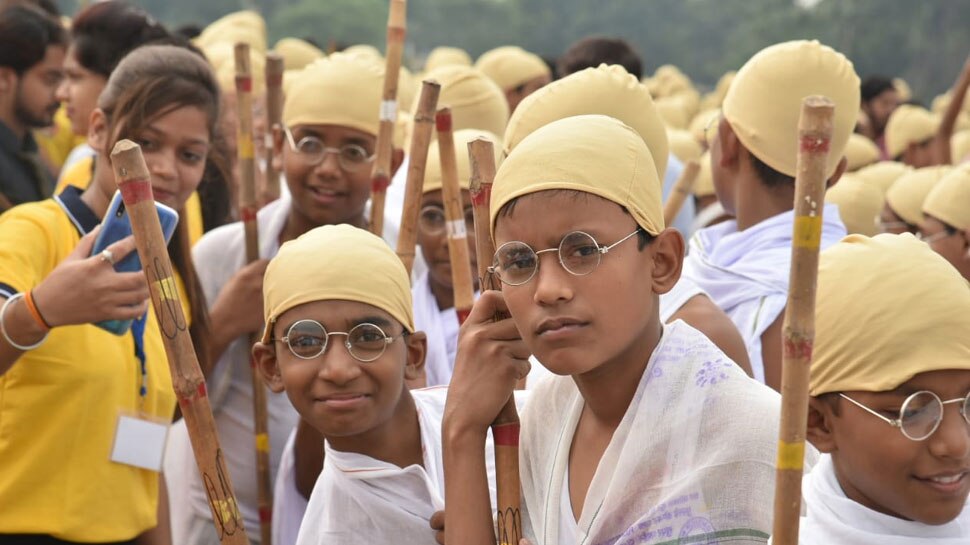 भागलपुर: 6200 बच्चे बने 'महात्मा गांधी', अनोखे अंदाज में दिया शांति का संदेश