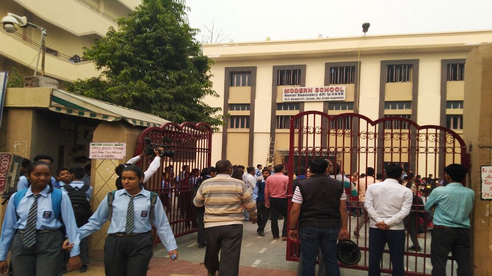 नोएडा: बंद के आदेश के बावजूद खुला स्कूल, बच्चों से कराई आउटडोर एक्टिविटी