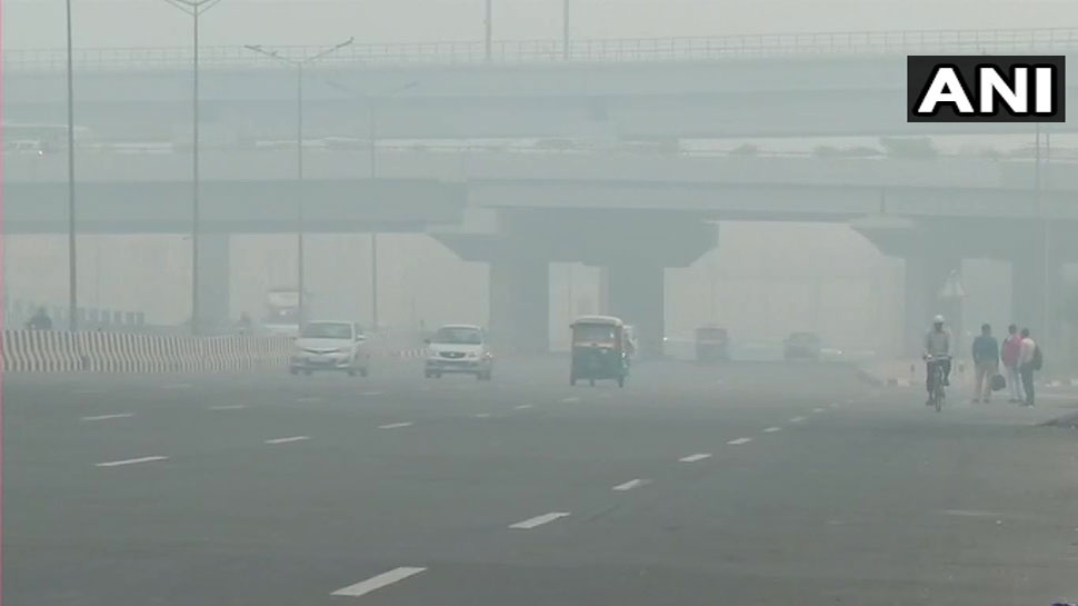 एम्स और नेशनल हाइवे 24 इलाके का दृश्य Delhi Thick layer of smog blankets several areas in the national capital
