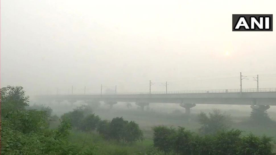 नेशनल हाइवे 24 इलाके का दृश्य Delhi Thick layer of smog blankets several areas in the national capital