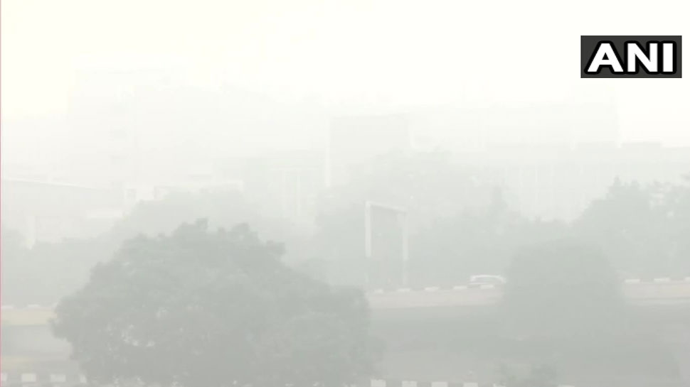 एम्स के आसपास का दृश्य Delhi Thick layer of smog blankets several areas in the national capital