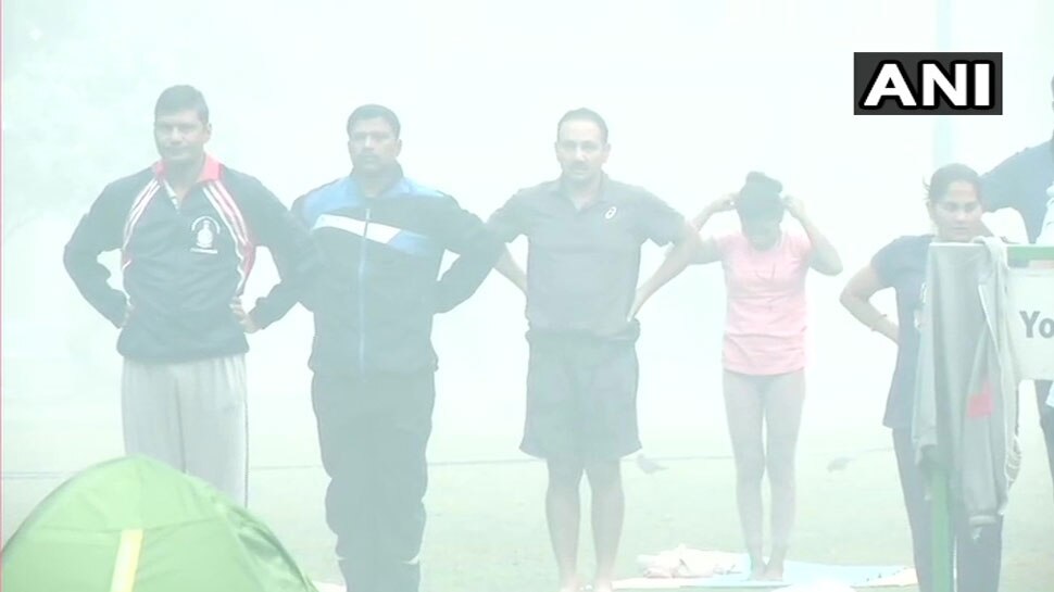 धुंध के बीच लोधी गार्डन में व्यायाम करते लोग Delhi Thick layer of smog blankets several areas in the national capital