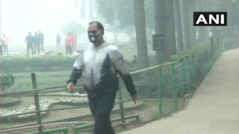 लोधी गार्डन में सुबह-सुबह घूमते लोग Delhi Thick layer of smog blankets several areas in the national capital